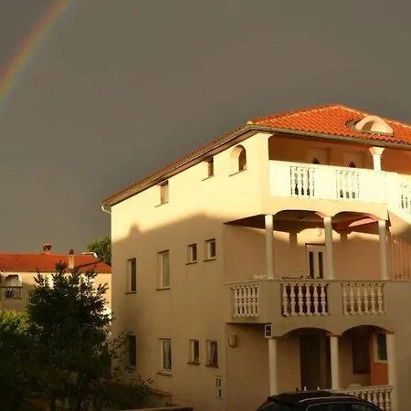 Apartment Ferienwohnung In Pula Mit Grill, Terrasse Und Garten