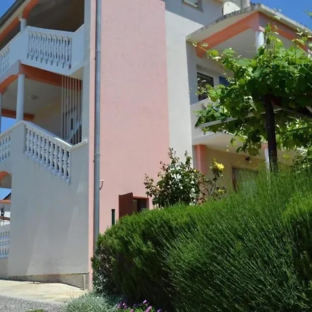 Ferienwohnung In Pula Mit Grill, Terrasse Und Garten