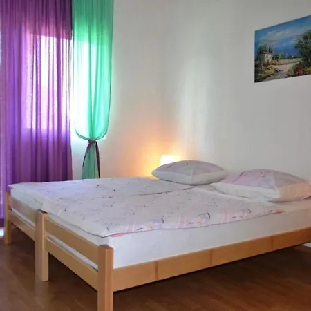 In Pula Mit Grill, Terrasse Und Garten Appartement *