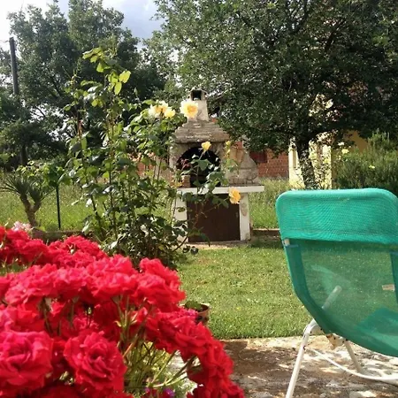 In Pula Mit Grill, Terrasse Und Garten Apartamento