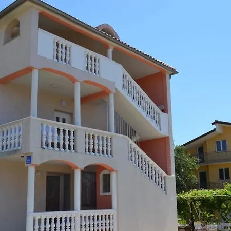 In Pula Mit Grill, Terrasse Und Garten